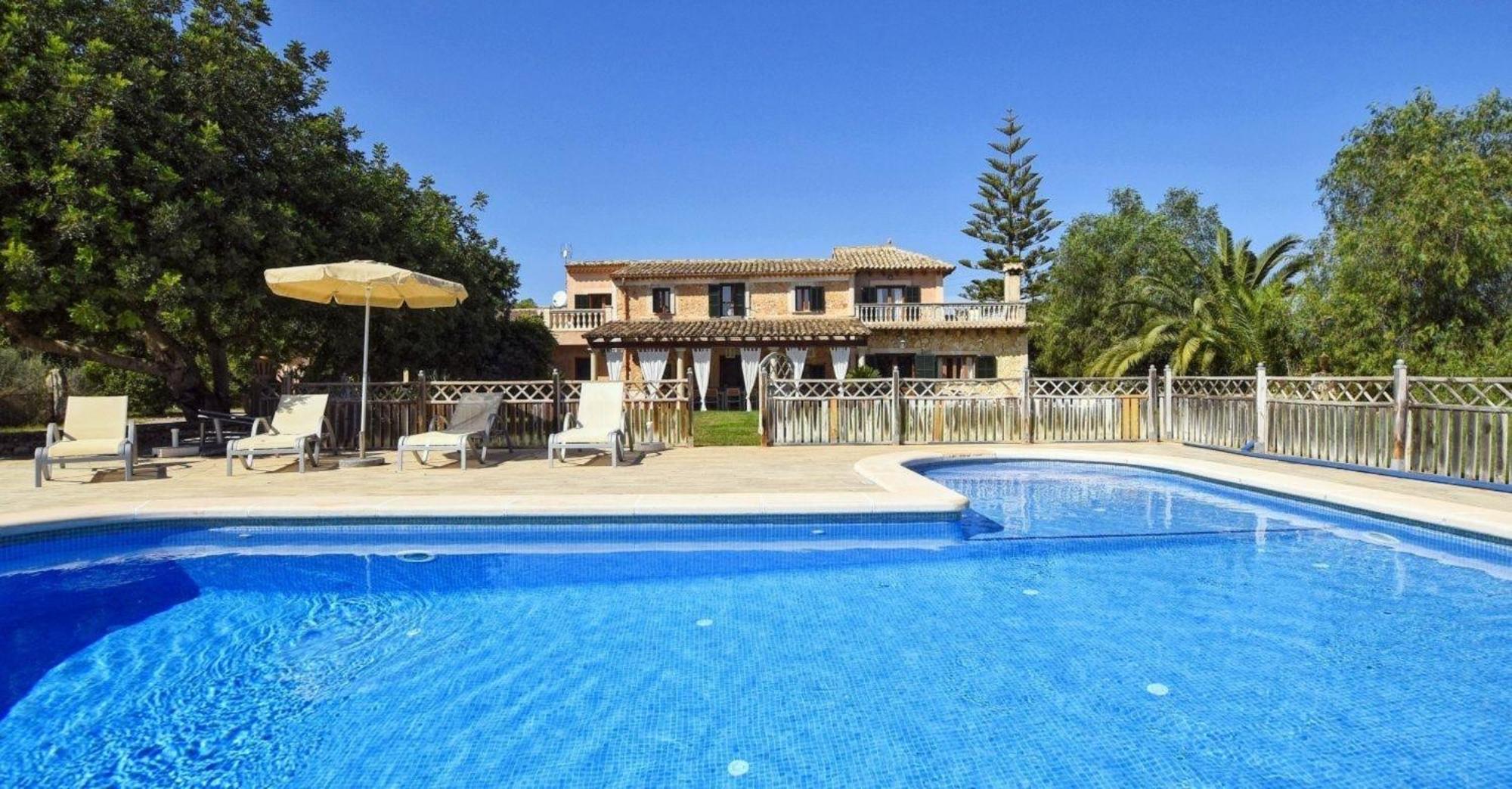 Ferienhaus Mit Pool Und Internet Fuer 12 Personen