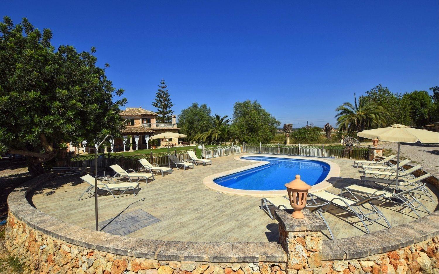 Mit Pool Und Internet Fuer 12 Personen Ferienhaus *