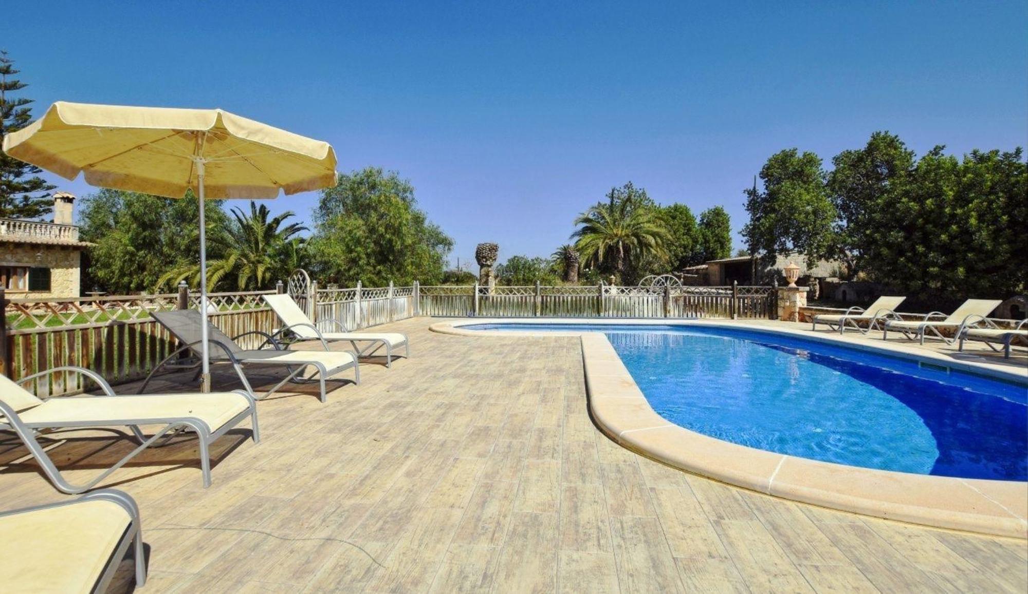 Mit Pool Und Internet Fuer 12 Personen